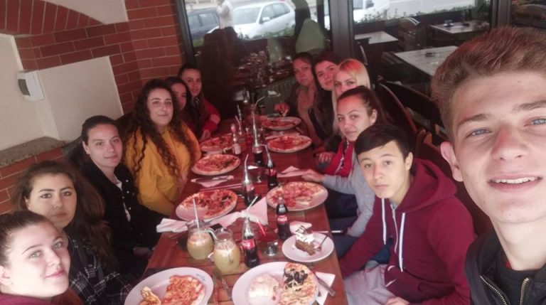 Dezvoltarea abilitatilor de socializare si comportament in public-intalnire colegiala la un restaurant